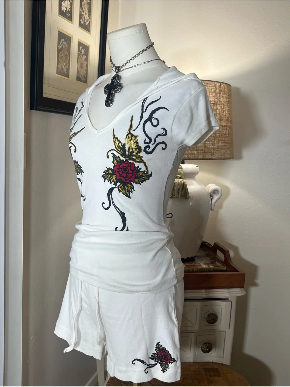 Y2K White V-Neck Hooded Tee Shorts Set with Red Rose Print